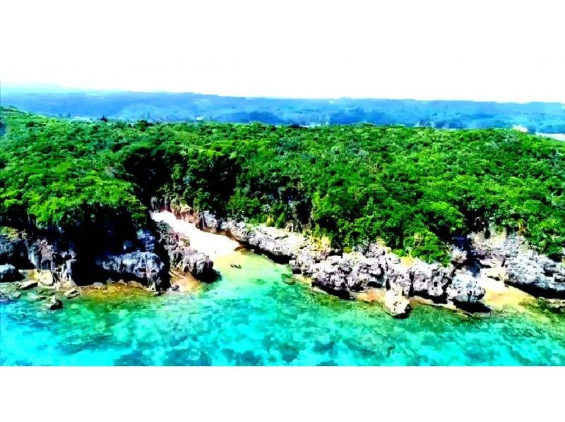 [Uninhabited Island Landing Tour] Take a banana boat to the entrance of Yanbaru National Park, a World Heritage Site.  の紹介画像