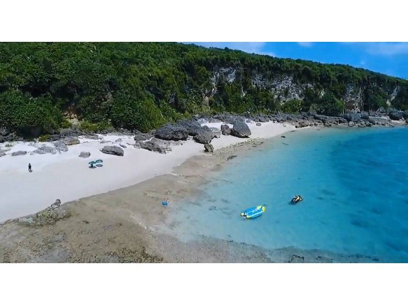 [Uninhabited Island Landing Tour] Take a banana boat to the entrance of Yanbaru National Park, a World Heritage Site.  の紹介画像