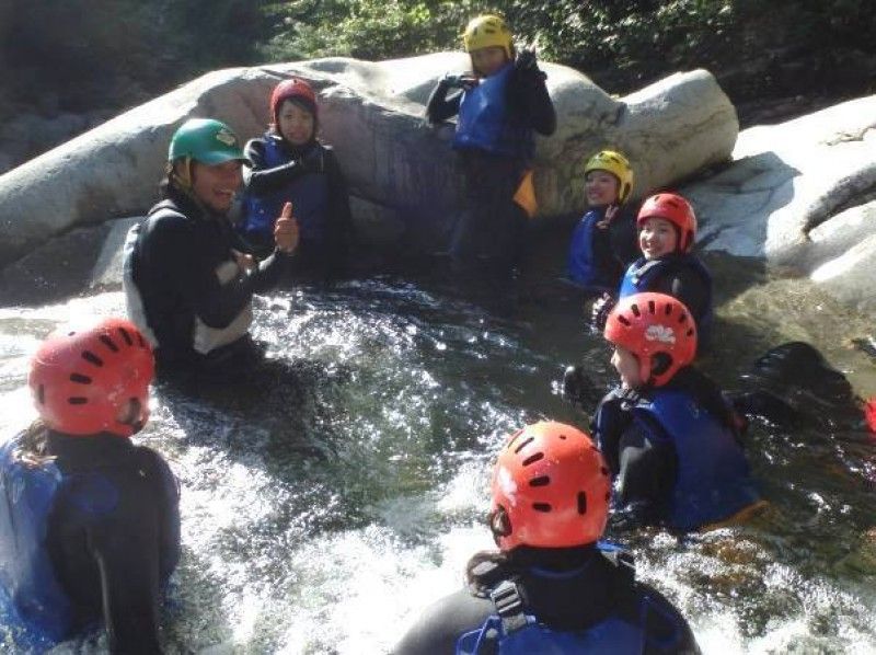 [Gunma / Minakami] Elementary school students welcome! Enjoy water play with the "Canyoning Half-Day Course" and have fun with natural water slides!の紹介画像