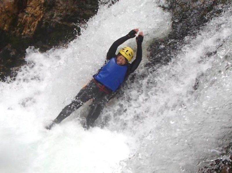 [Gunma / Minakami] Elementary school students welcome! Enjoy water play with the "Canyoning Half-Day Course" and have fun with natural water slides!の紹介画像