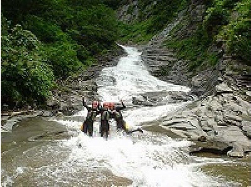 [Gunma / Minakami] Elementary school students welcome! Enjoy water play with the "Canyoning Half-Day Course" and have fun with natural water slides!の紹介画像