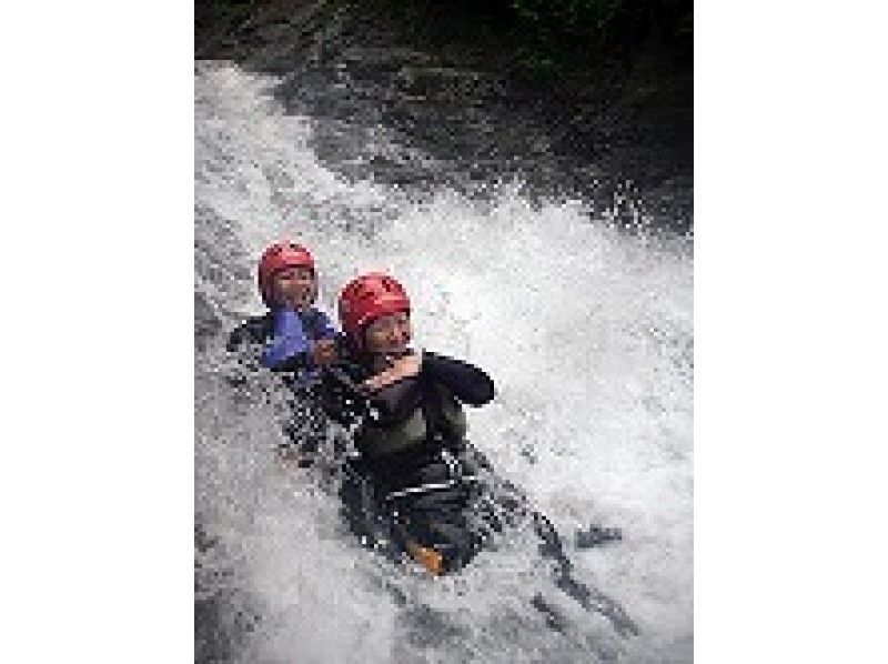 [Gunma / Minakami] Elementary school students welcome! Enjoy water play with the "Canyoning Half-Day Course" and have fun with natural water slides!の紹介画像