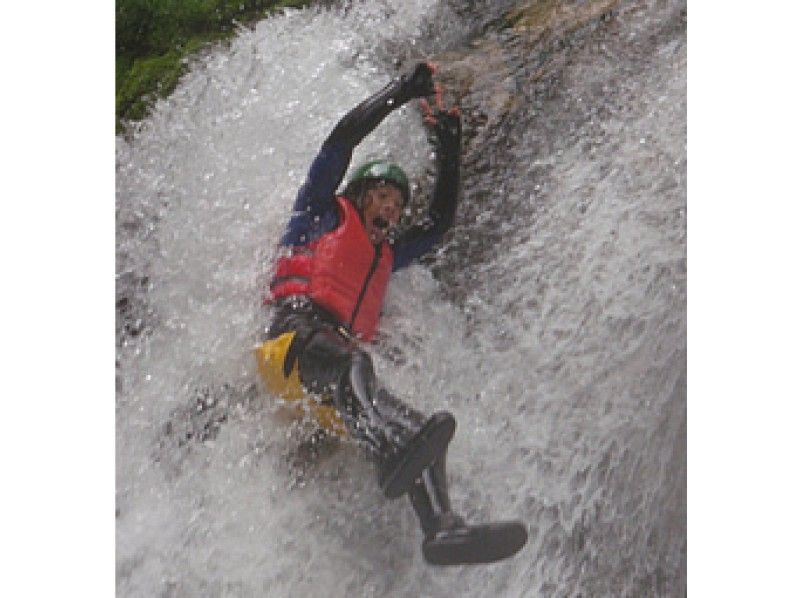 [Gunma / Minakami] Elementary school students welcome! Enjoy water play with the "Canyoning Half-Day Course" and have fun with natural water slides!の紹介画像