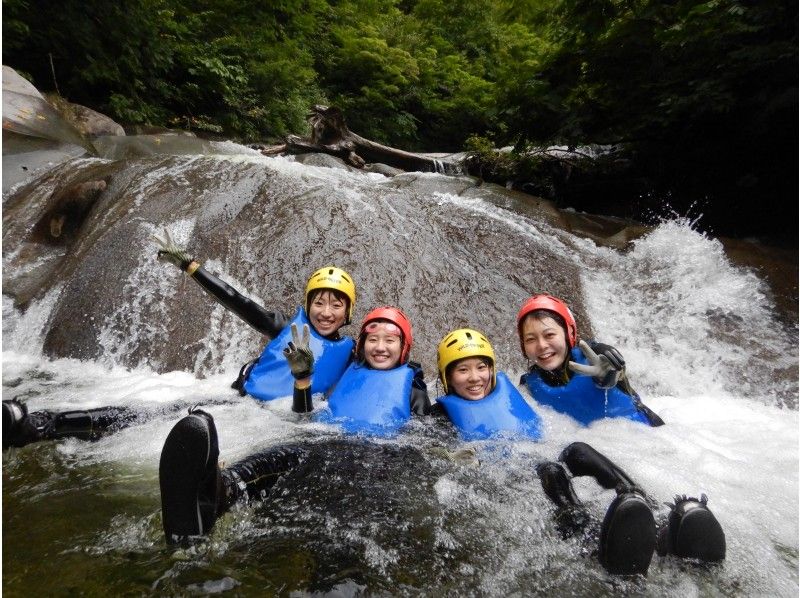 [Gunma / Minakami] Elementary school students welcome! Enjoy water play with the "Canyoning Half-Day Course" and have fun with natural water slides!の紹介画像