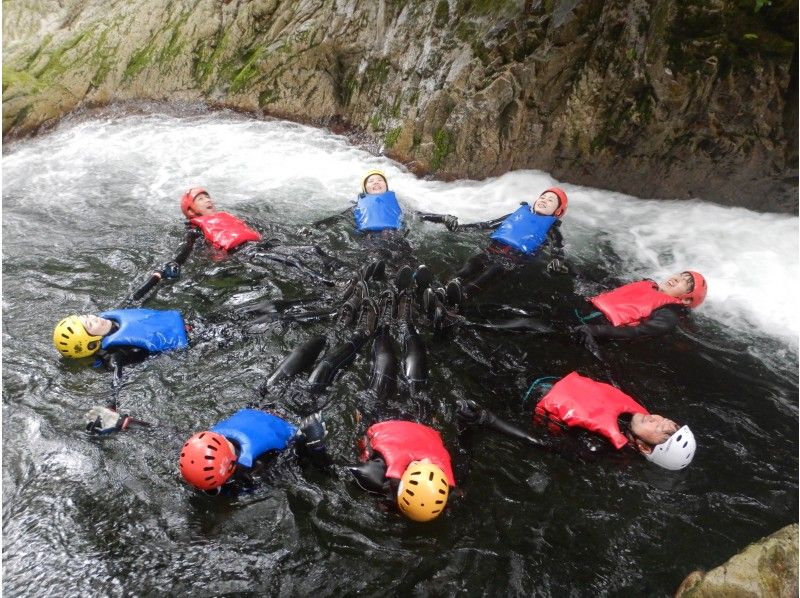 [Gunma / Minakami] Elementary school students welcome! Enjoy water play with the "Canyoning Half-Day Course" and have fun with natural water slides!の紹介画像