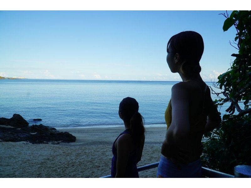 [冲绳，恩纳瑜伽]在行禅和早上的蓝色水域沙滩瑜伽★县内生产凉茶的好处の紹介画像