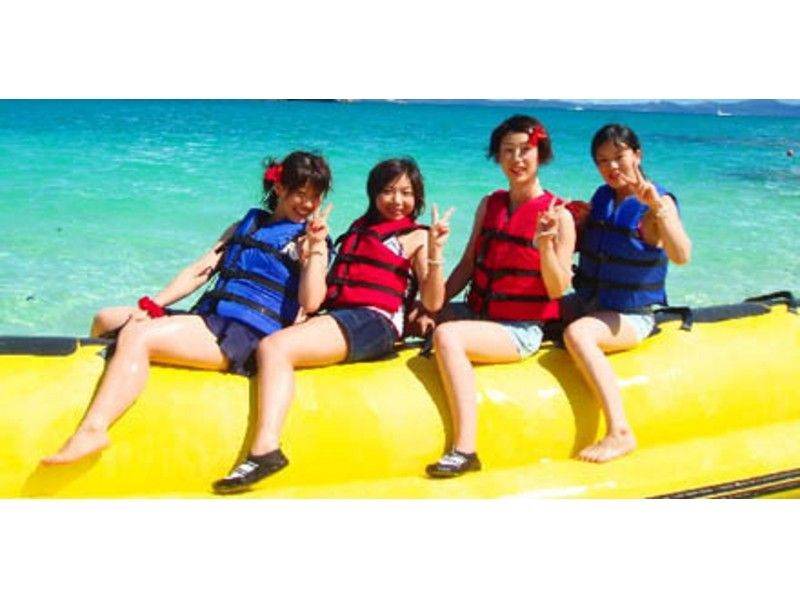 【 冲绳 ·Sesoko Island】Parasail Course【 海上拖伞和香蕉船10分钟套装】の紹介画像