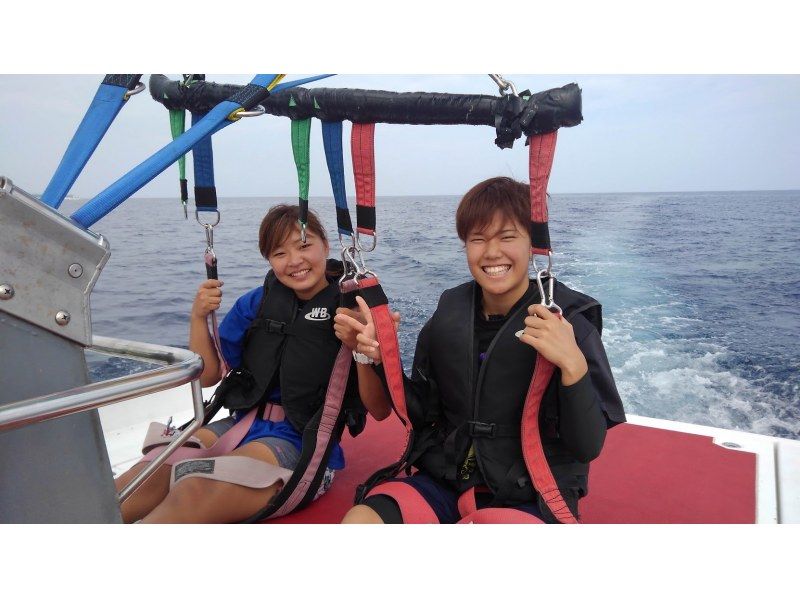 [Okinawa Sesoko Island para Sale course [parasailing and banana boat 10 minutes set]の紹介画像