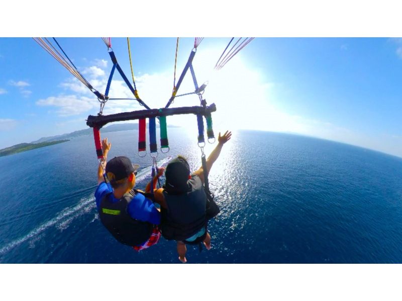 [Okinawa Sesoko Island para Sale course [parasailing and banana boat 10 minutes set]の紹介画像