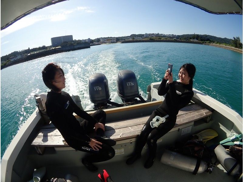 [沖縄·恩納村]藍洞探險船浮潛體驗！の紹介画像