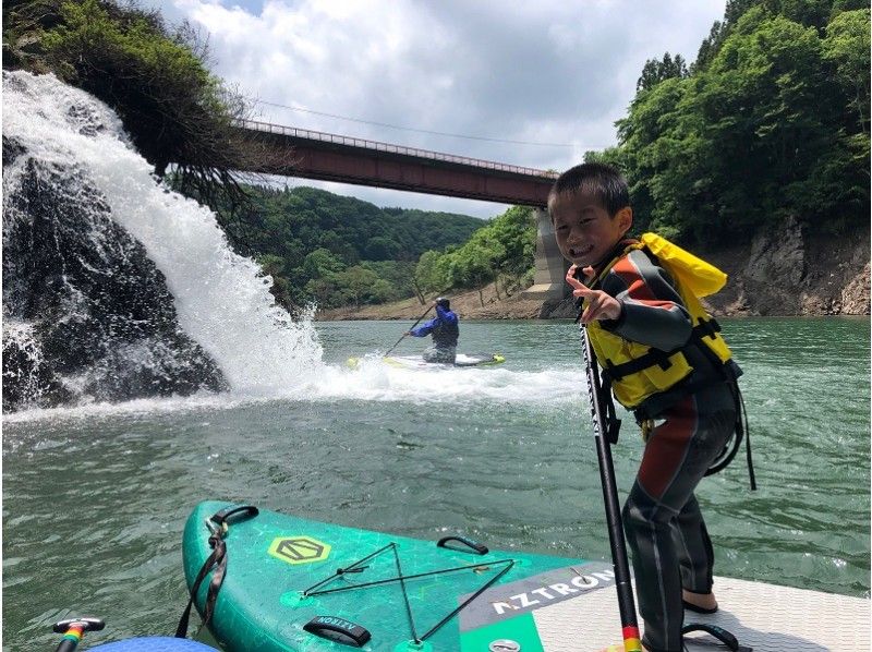 孩子們在群馬戶外村 ZION 享受水上 SUP 體驗