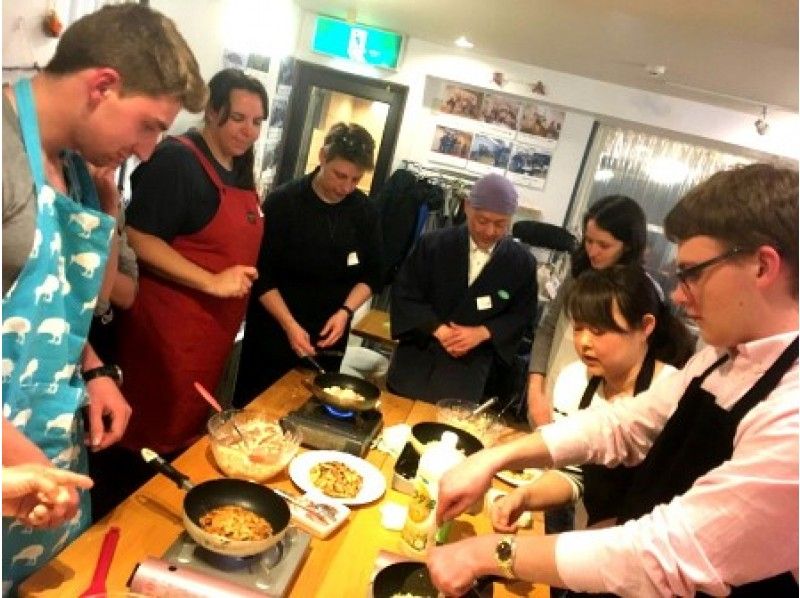 【大阪・長堀橋】Osaka Style Okonomiyaki Cooking！英会話をしながらお好み焼き作り♪の紹介画像