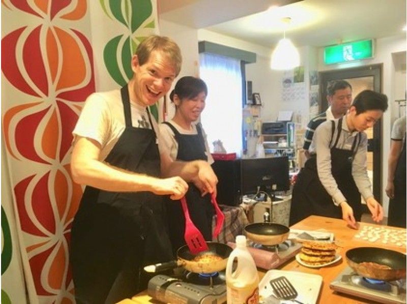 [오사카· 신사이바시] Okonomiyaki Cooking! 영어 회화를하면서 오코노미 야키 만들기 ♪の紹介画像