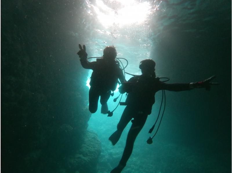 [Okinawa Onna Village] Enjoy from age 8 - Sea Walk & Blue Cave Boat Diving Experience with Camera & Towel Rentalの紹介画像