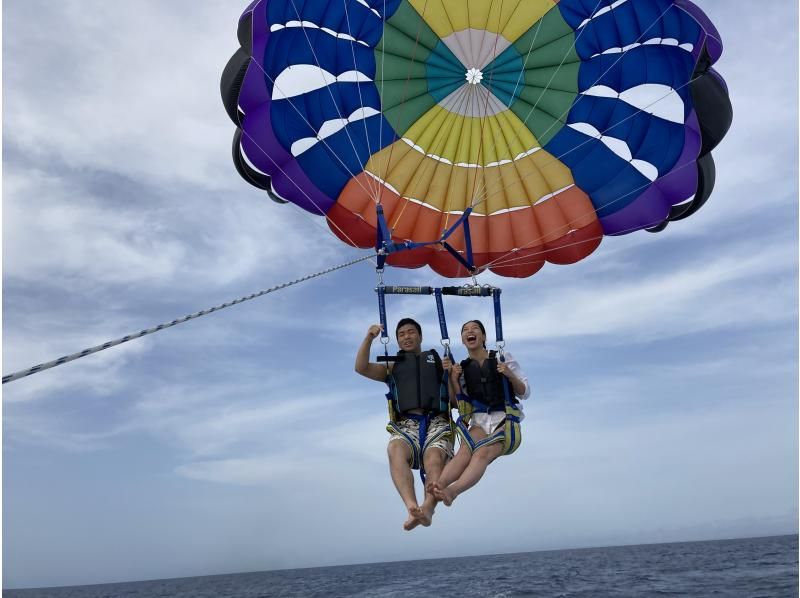 Spectacular parasailing from Naha [Hotel pickup in Naha city included]の紹介画像