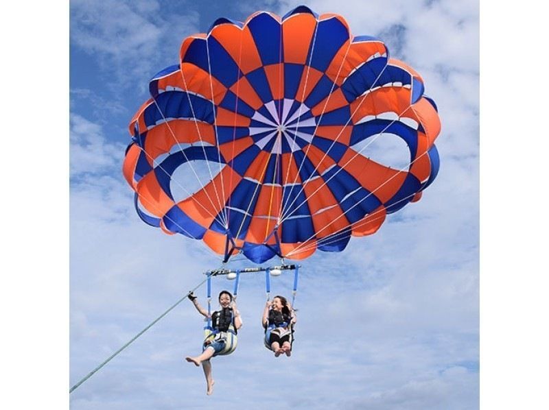 Spectacular parasailing from Naha [Hotel pickup in Naha city included]の紹介画像