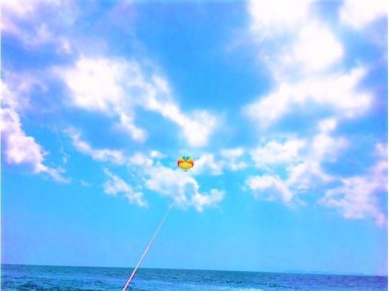 Spectacular parasailing from Naha [Hotel pickup in Naha city included]の紹介画像