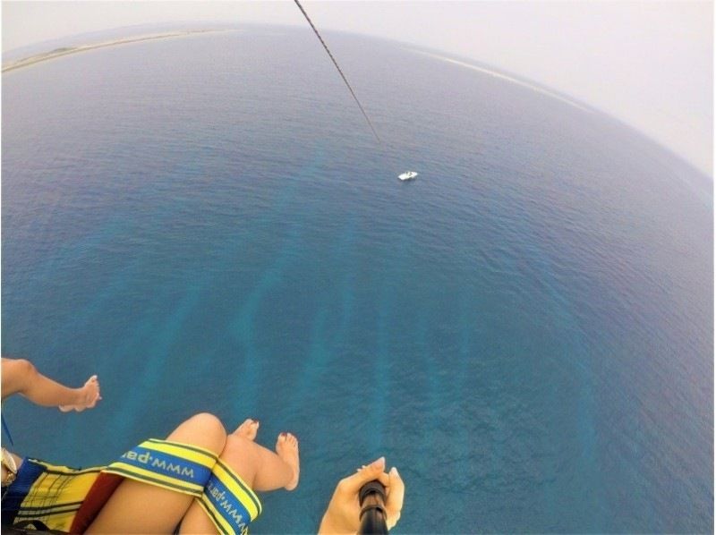 Spectacular parasailing from Naha [Hotel pickup in Naha city included]の紹介画像