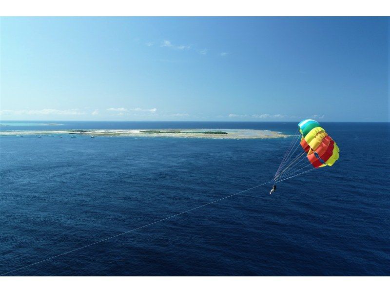 Spectacular parasailing from Naha [Hotel pickup in Naha city included]の紹介画像