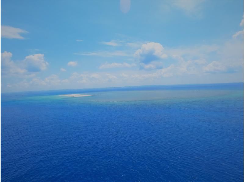 Spectacular parasailing from Naha [Hotel pickup in Naha city included]の紹介画像