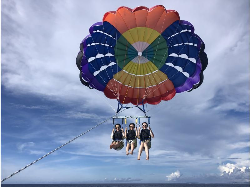 Spectacular parasailing from Naha [Hotel pickup in Naha city included]の紹介画像