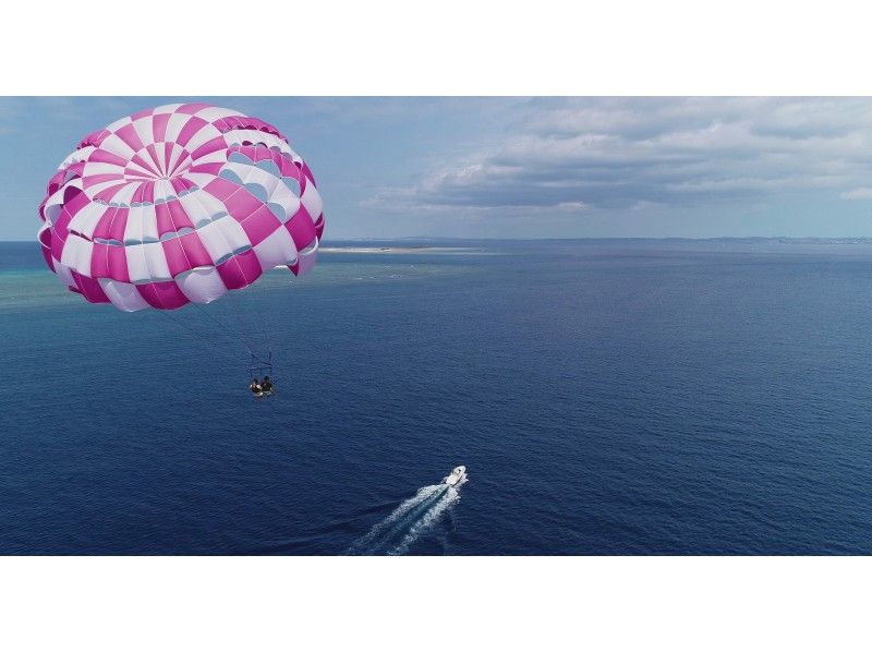 Spectacular parasailing from Naha [Hotel pickup in Naha city included]の紹介画像