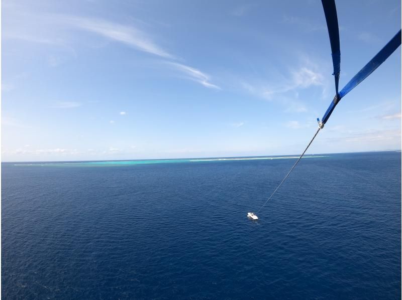 Spectacular parasailing from Naha [Hotel pickup in Naha city included]の紹介画像