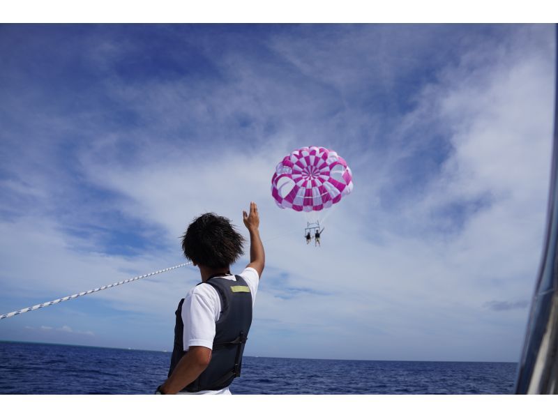 Spectacular parasailing from Naha [Hotel pickup in Naha city included]の紹介画像