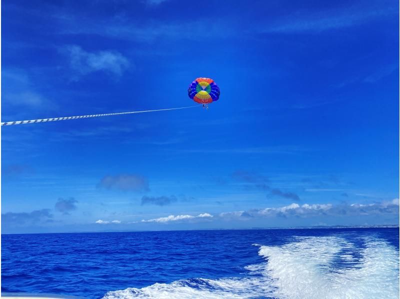 Spectacular parasailing from Naha [Hotel pickup in Naha city included]の紹介画像