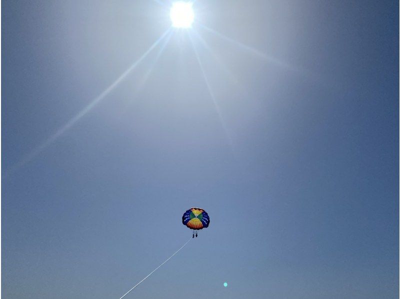 Spectacular parasailing from Naha [Hotel pickup in Naha city included]の紹介画像