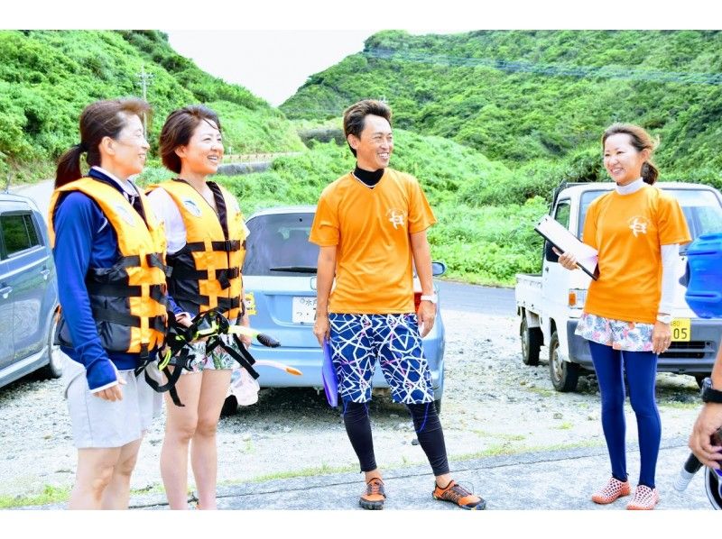 [คาโกชิมา・ Okinoerabujima]“ อัตราการเผชิญหน้า 99%! ว่ายน้ำกับเต่าทะเล ณ จุดลับ”การดำน้ำตื้น(Snorkeling)การท่องเที่ยวの紹介画像