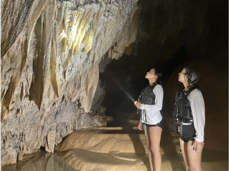 [宮古島/半天]南瓜洞洞穴探險和海上皮划艇★宮古島隱密區域的罕見體驗★免費照片資料！可安排島內接送！ [學生折扣計劃]の紹介画像