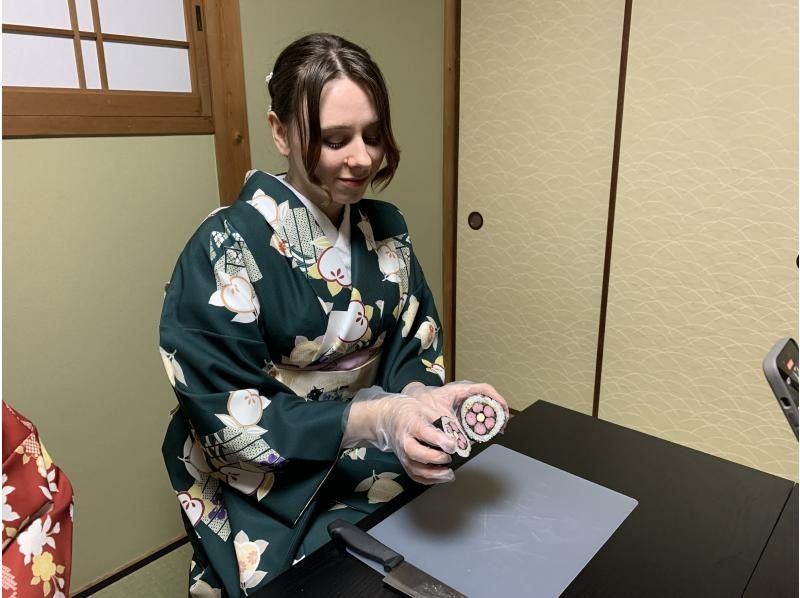 [Ninenzaka, Higashiyama Ward, Kyoto] Making cute and delicious decorative sushi rolls. This is a small, 120-year-old house in a Kyoto-style setting located in a landscape conservation area.の紹介画像