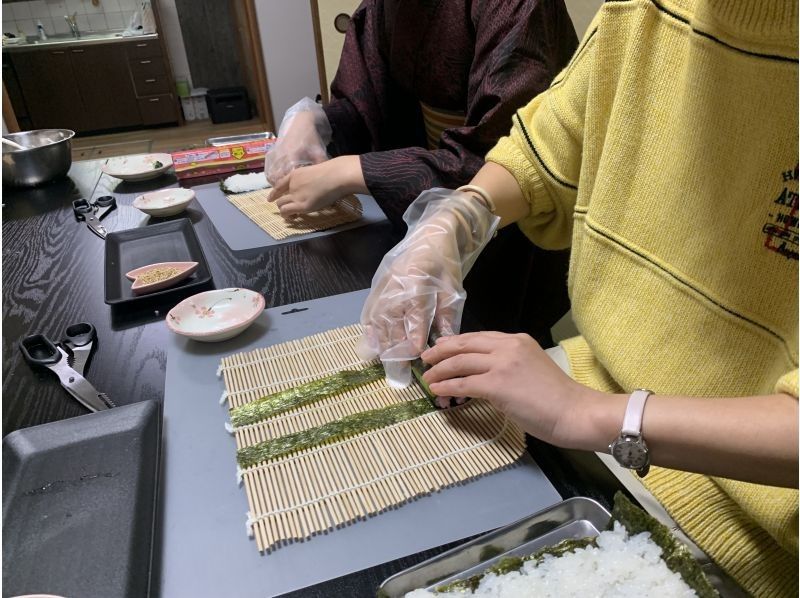 [Ninenzaka, Higashiyama Ward, Kyoto] Making cute and delicious decorative sushi rolls. This is a small, 120-year-old house in a Kyoto-style setting located in a landscape conservation area.の紹介画像