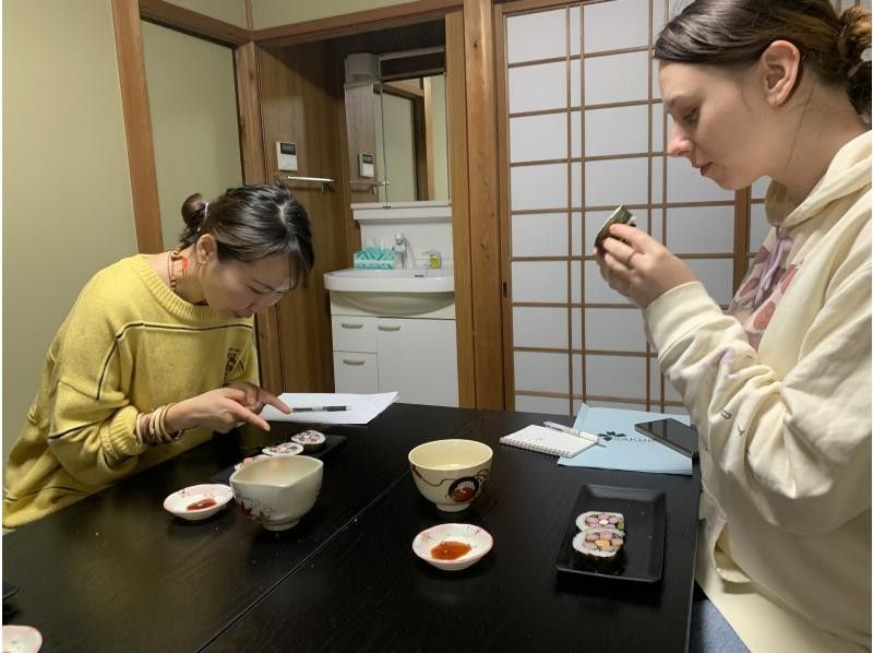 [Ninenzaka, Higashiyama Ward, Kyoto] Making cute and delicious decorative sushi rolls. This is a small, 120-year-old house in a Kyoto-style setting located in a landscape conservation area.の紹介画像