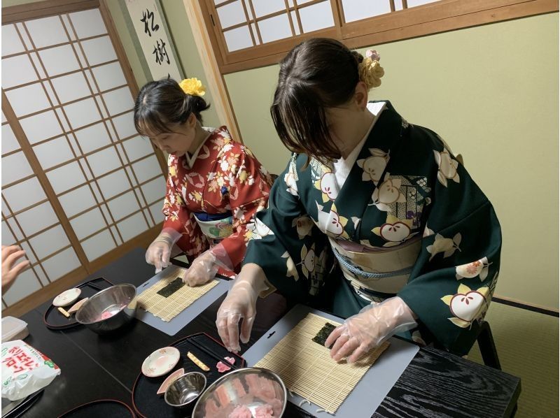 [Ninenzaka, Higashiyama Ward, Kyoto] Making cute and delicious decorative sushi rolls. This is a small, 120-year-old house in a Kyoto-style setting located in a landscape conservation area.の紹介画像