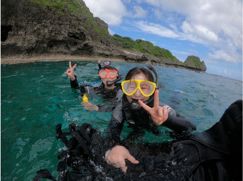 [沖縄·藍洞·浮潛]桅杆藍洞穴浮潛體驗♪攝影免費餵養♪の紹介画像