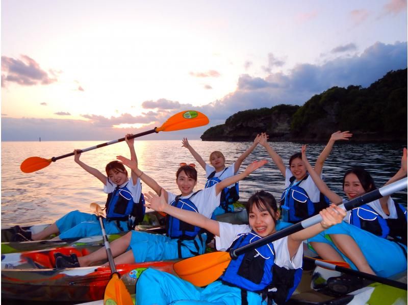 SALE! Sunset + Mangrove Kayak Tour [Group Discount] ★ Great value for groups of 4 or more! Free photos of popular tours for girls' trips! Conveniently located in the central part of the main islandの紹介画像