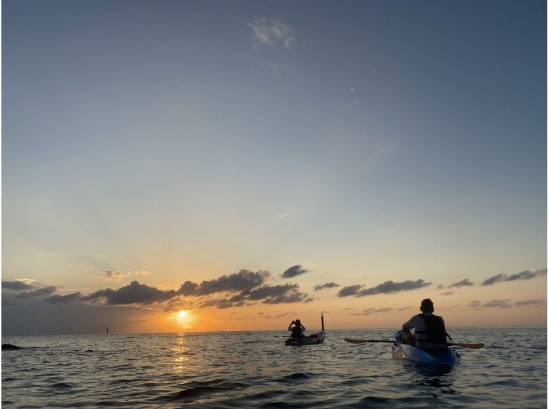 サンセット+マングローブカヤックツアー【グループ割】★4名様以上でお得に！女子旅に人気ツアー画像プレゼント！アクセス便利な本島中部の紹介画像