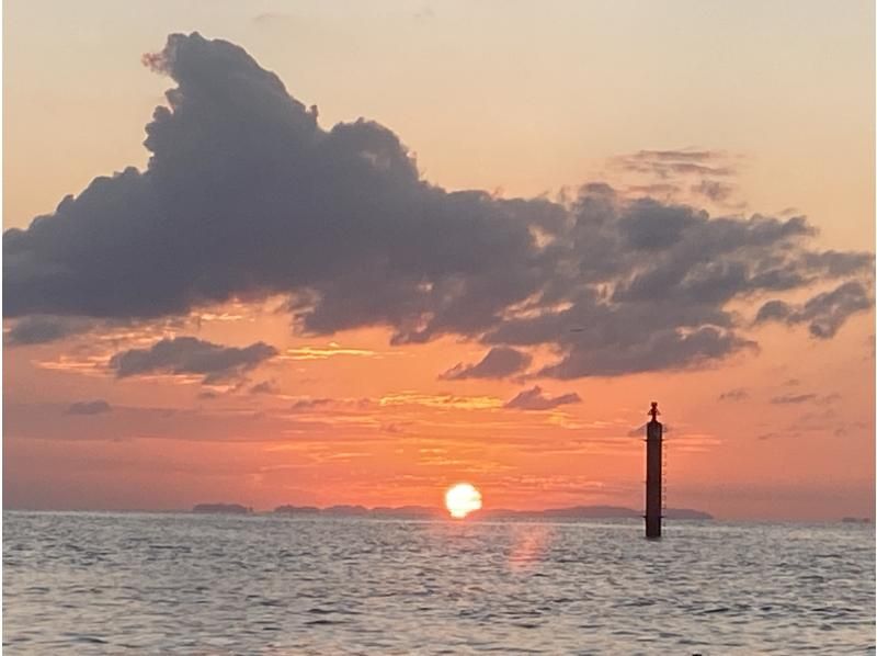 サンセット+マングローブカヤックツアー【グループ割】★4名様以上でお得に！女子旅に人気ツアー画像プレゼント！アクセス便利な本島中部の紹介画像