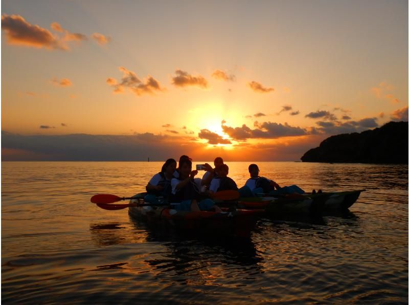 SALE! Sunset + Mangrove Kayak Tour [Group Discount] ★ Great value for groups of 4 or more! Free photos of popular tours for girls' trips! Conveniently located in the central part of the main islandの紹介画像