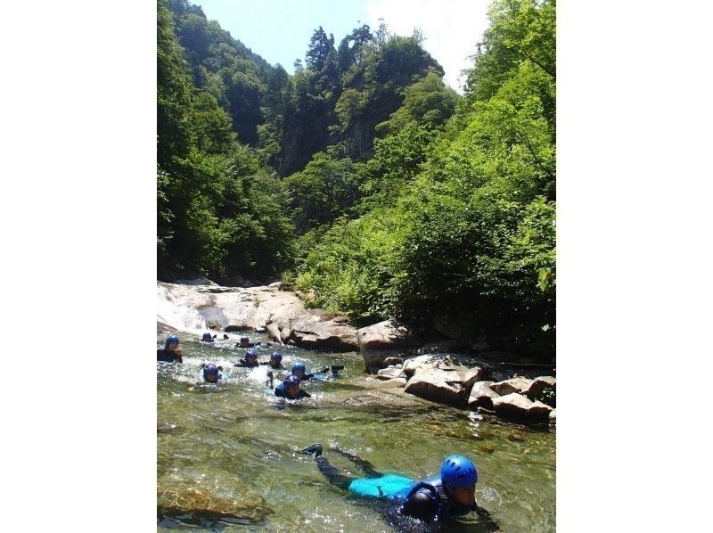 【水和峽谷半日遊衣架課程】用天然滑水道享受大自然！の紹介画像