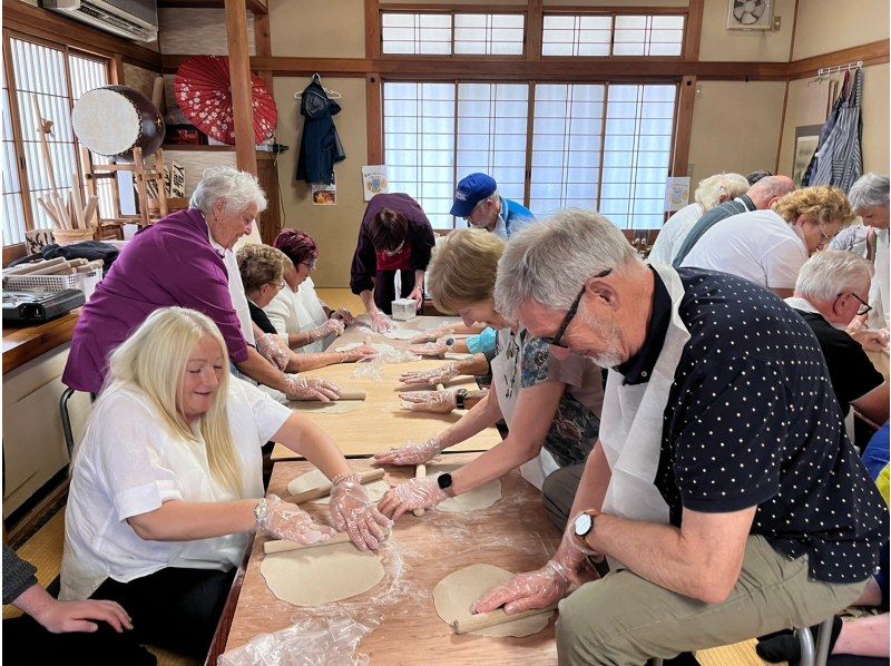 [Yamanashi / Fujikawaguchiko] Oshino Hakkai soba making experience / local cooking experience class [Fujiya] ☆ Accommodates up to 20 people!の紹介画像