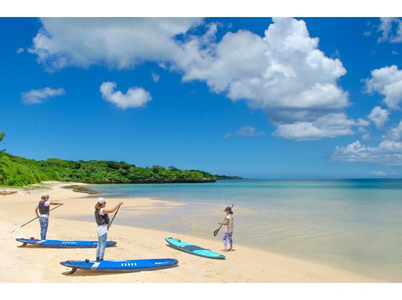 [Ishigaki Island] SUP yoga experience! Guided to a private beach Limited to one group の紹介画像