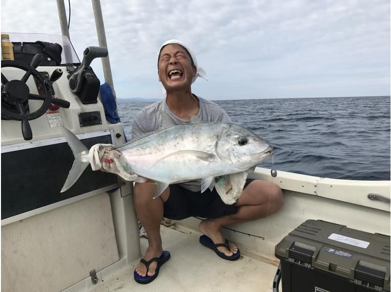 【沖縄北部・オクマ】地元漁師と一緒に沖縄の県魚グルクン（タカサゴ）釣り又は底物（そこもの）船釣りツアーの紹介画像