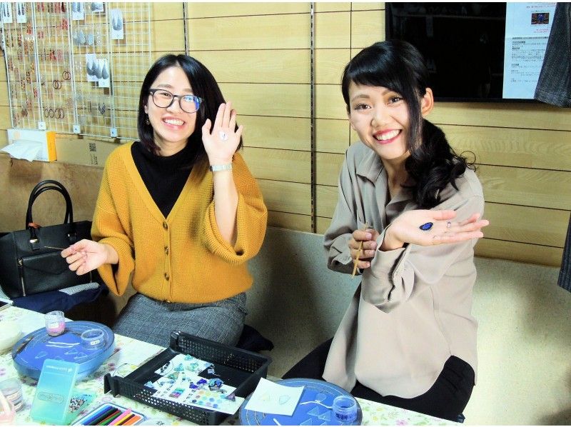 [โอซาก้า Tamatsukuri] เด็ก ๆ ก็สนุกได้เช่นกัน! ประสบการณ์การผลิตอุปกรณ์เสริมแก้ว cloisonneの紹介画像