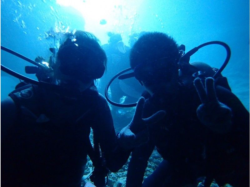 在喀拉馬邦（Kerama）和藍洞（Blue Cave）呼吸管體驗深潛和浮潛の紹介画像