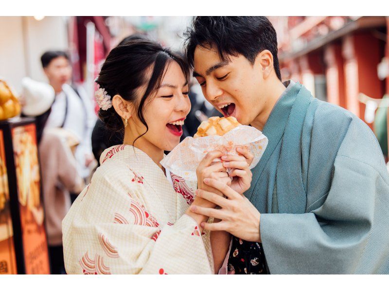 A couple enjoying sightseeing in Asakusa by renting a kimono at Kimono Rental VASARA Asakusa Main Store