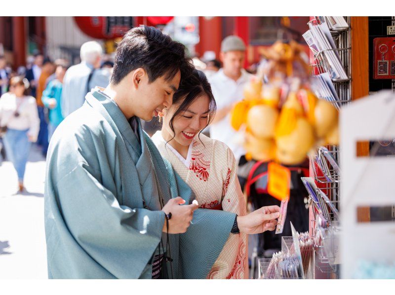 "Kimono Rental VASARA Asakusa Main Store" Kimono Rental Couple enjoying sightseeing in Asakusa