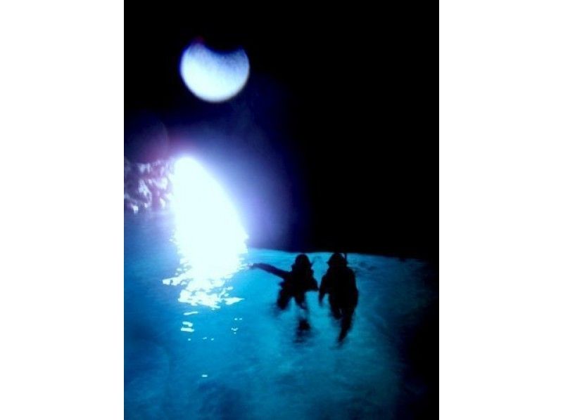 【沖縄・真栄田岬】プライベートプラン！一組限定青の洞窟シュノーケルの紹介画像